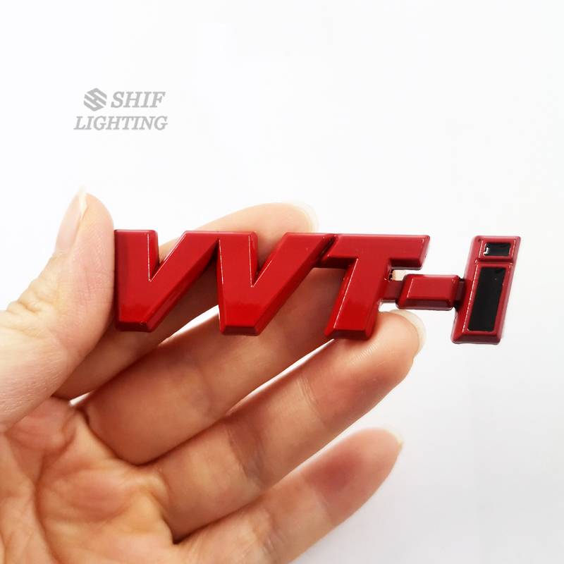 Huy hiệu bằng kim loại nhỏ hình chữ VVTI gắn vào thân xe hơi dùng thay thế cho TOYOTA