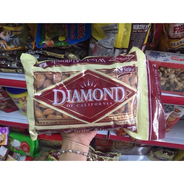 Hạt hạnh nhân có vỏ rang bơ Diamond of California Whole Almonds 453g của Mỹ