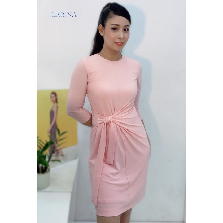 Đầm Nữ Công Sở Dáng Ôm Hơi Xòe Chữ A Tay Lỡ Cột Nơ Eo Màu Hồng Pastel LARINA - Z09