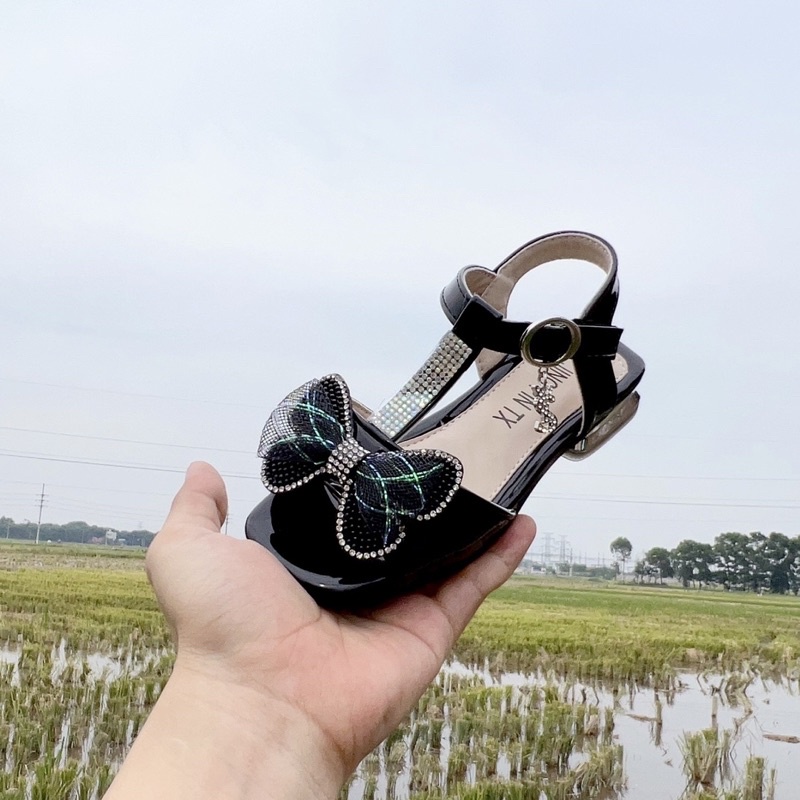 Sandal cho bé gái đi học, đi chơi - dép quai hậu cho bé có gót đế dẻo da bóng êm chân nơ lưới đá sang chảnh 8101
