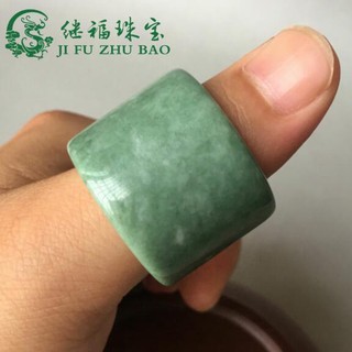 Nhẫn ngọc bích màu sắc tự nhiên độc đáo