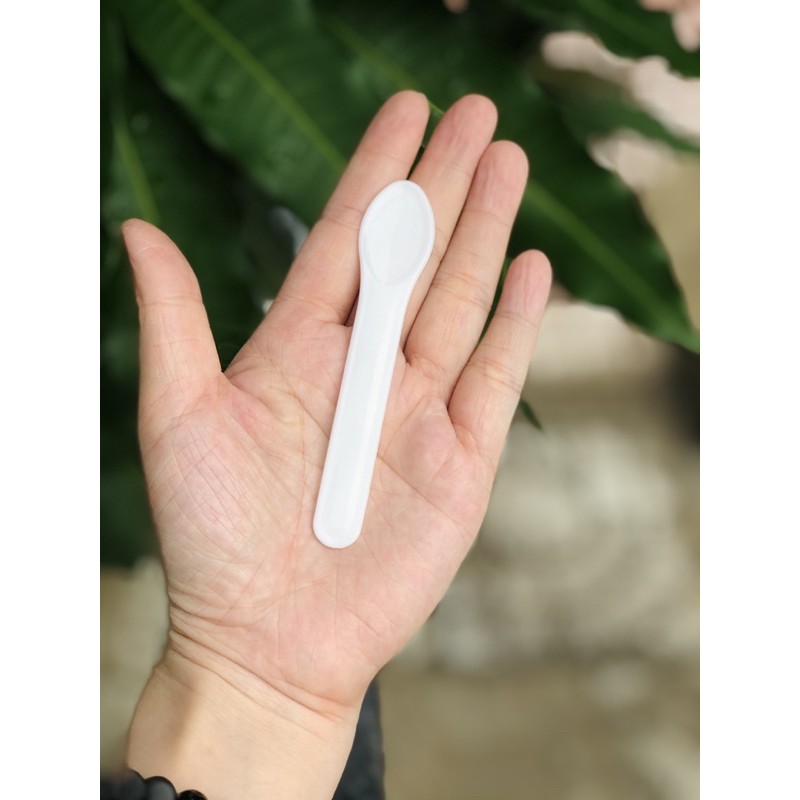Muỗng lấy kem màu trắng