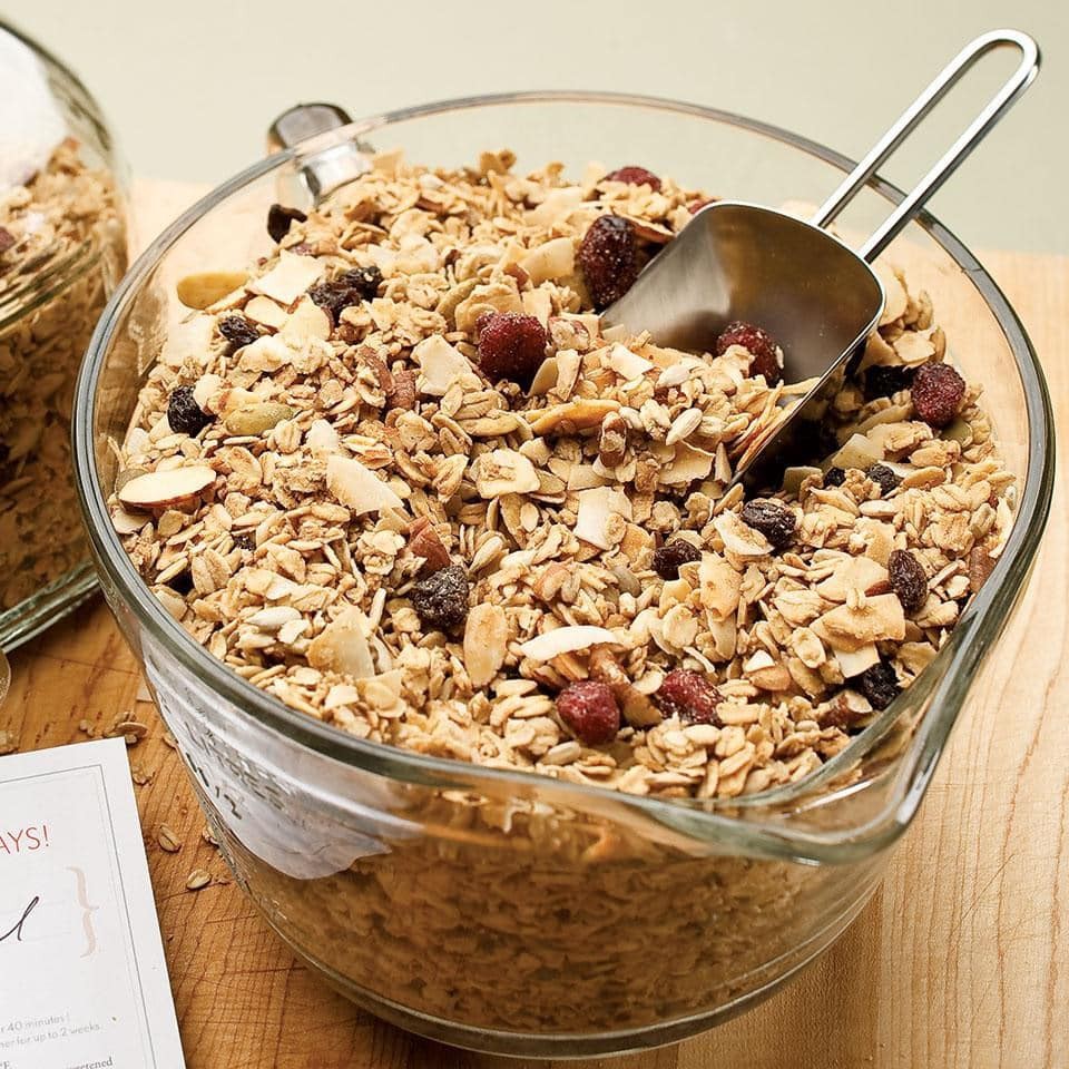 Ngũ cốc Granola ăn kiêng, giảm cân Let's Nuts dinh dưỡng gồm Nho, dừa, yến mạch, hạnh nhân, hạt điều, bí xanh túi 227gr