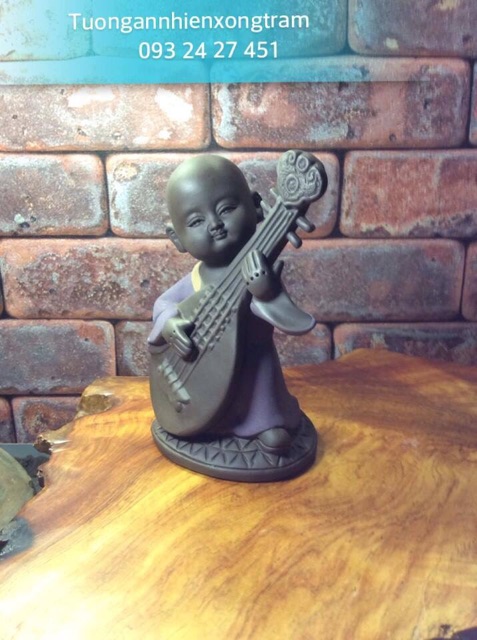 4 chú tiểu đánh đàn