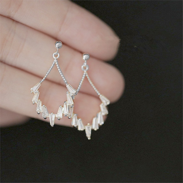 Hoa Tai Nữ Đính Đá Hình Chiếc Lá Tinh Tế Phong Cách Quý Phái B2646 Bảo Ngọc Jewelry