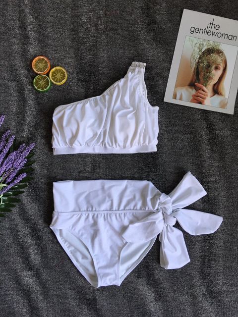 Bikini lệch vai phối khoen nữ hoàng (kèm hình thật)