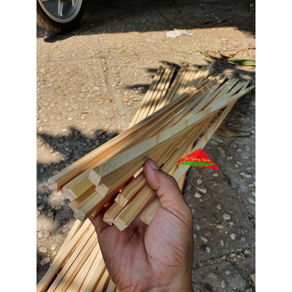 Thanh gỗ thông vuông 1cm ,dài 1m2 dùng làm nẹp chỉ, đóng chuồng chim, làm khung viền, DIY