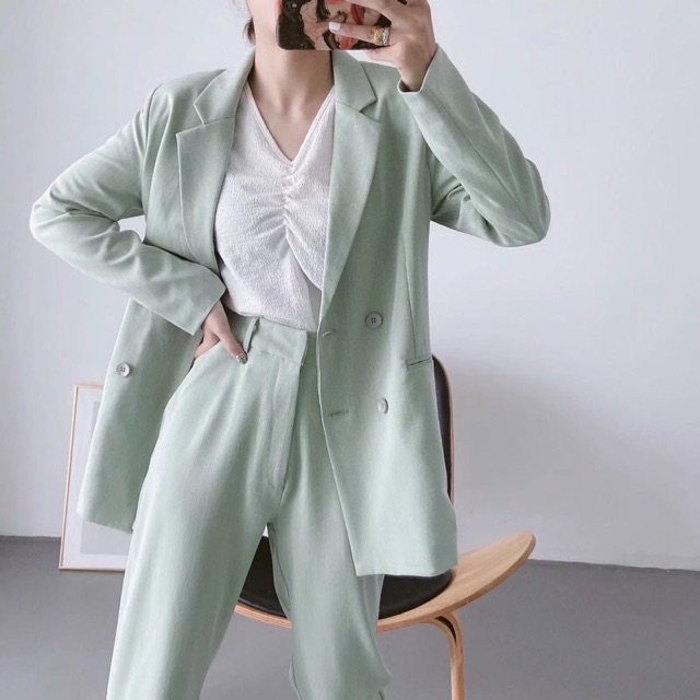 Set vest hương giang mặc đẹp xuất sắc nhé