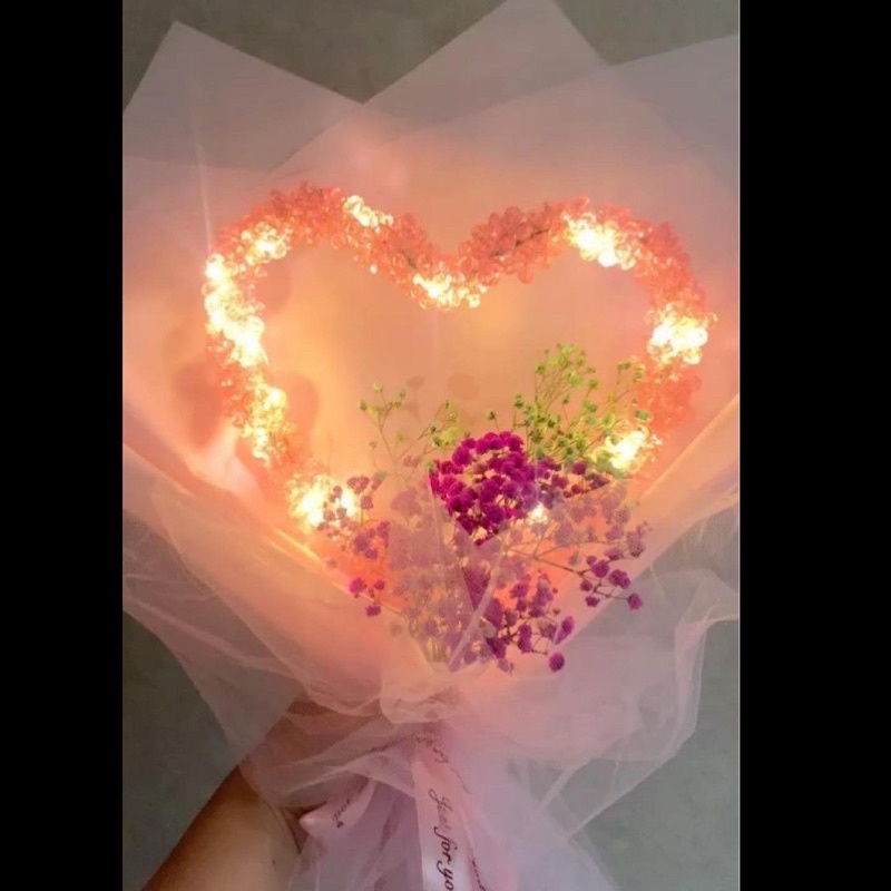 BÓ HOA CƯỜM HÌNH TRÁI TIM PHÁT SÁNG / Brighting led heart-shaped flower bunch