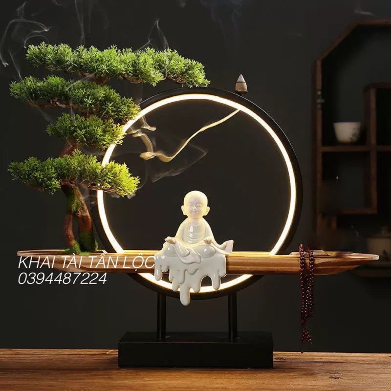 Bộ kệ gỗ cây Tùng đèn led và tượng chú tiểu ngồi xoè tay an nhiên