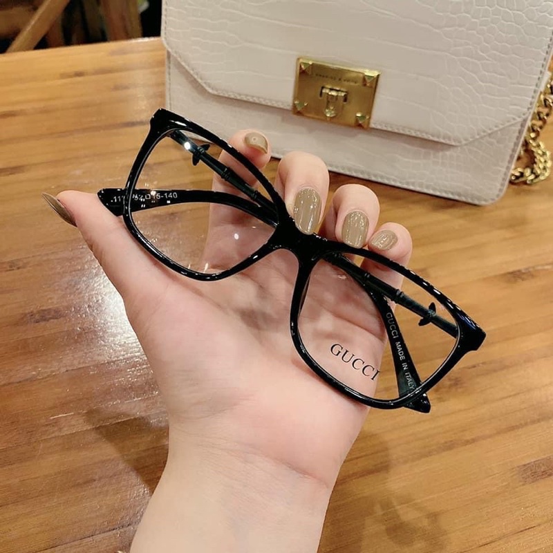 KÍNH CẬN SIÊU NHẸ