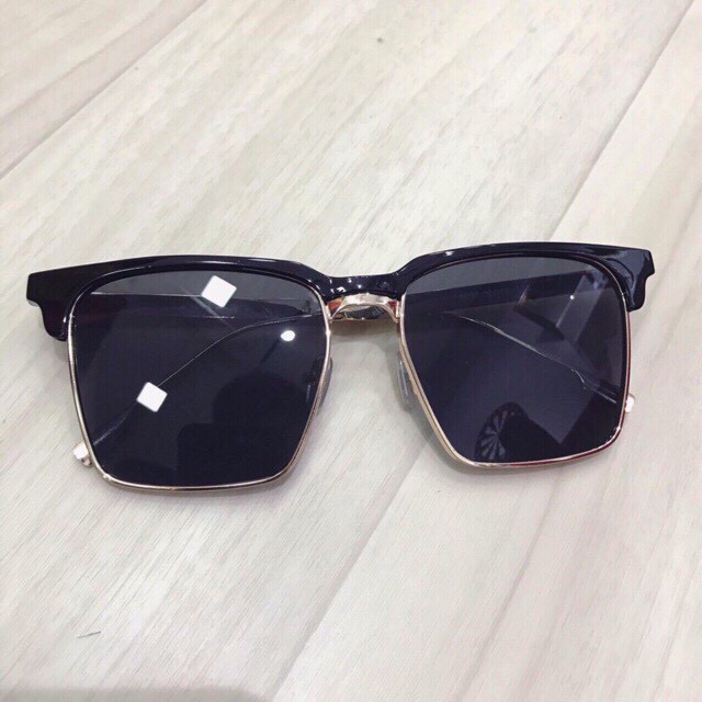 KÍNH V 2017 CHÂN VÀNG FORM VUÔNG NAM/NỮ