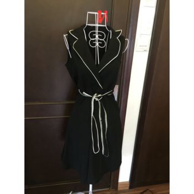 Đầm cổ vest kèm bét siêu sang chảnh