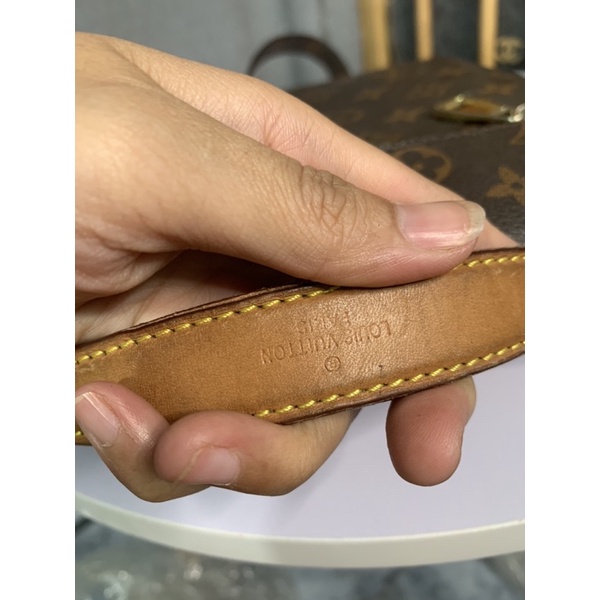 Túi đeo chéo phom hộp l.v