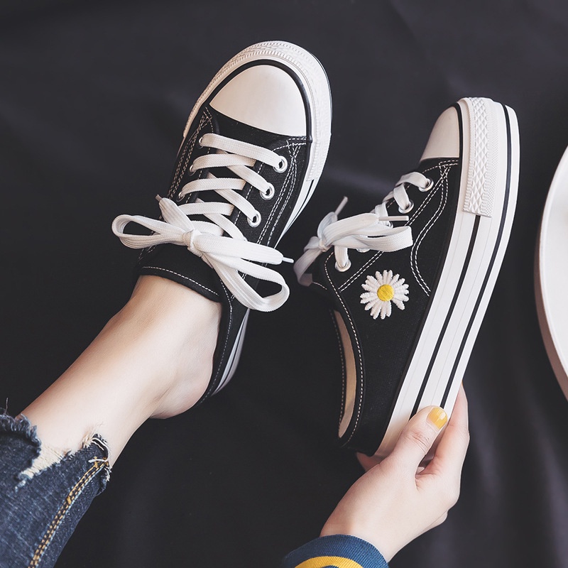 【READY ATOCK】giày nữ Women's shoes casual shoes small daisy inside raised half trailer canvas shoes women's 2021 summer new versatile heel less lazy step on heel white shoes