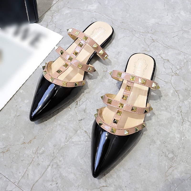 Giày mules đế phẳng mũi nhọn phối đinh tán đơn giản dành cho nữ