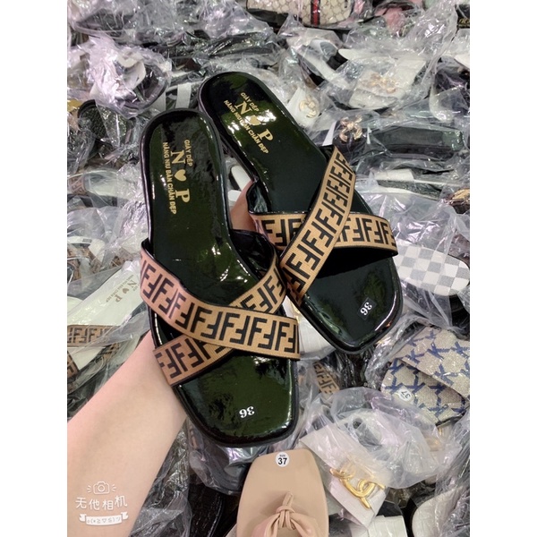 dép quai chéo đen fen dy nền trắng đầu tròn. bao bền đẹp. nắng mưa đều mang được. cam kết như hình. ( hình tự chụp )