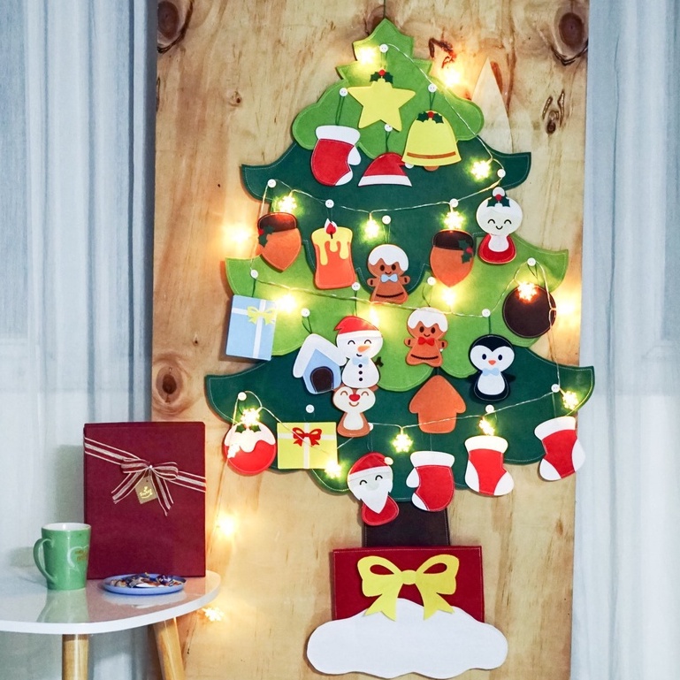 Cây thông Noel giáng sinh 2023 dán tường cửa kính cao cấp vải nỉ kèm đèn led chạy pin full họa tiết trang trí nhà