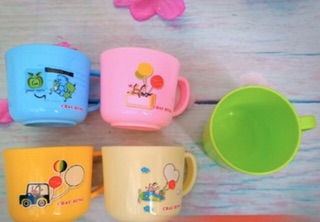 Ly Nhựa Uống Nước Cho Bé