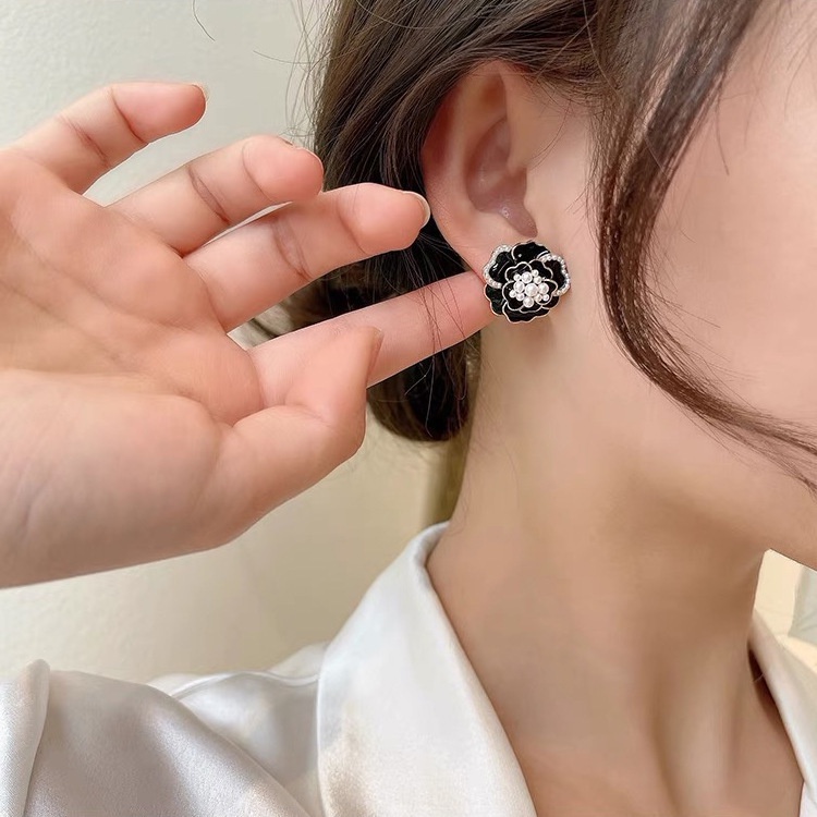 Bông Tai S925 Hình Hoa Trà Đen Đính Ngọc Trai Giả Phong Cách Cổ Điển Cho Nữ