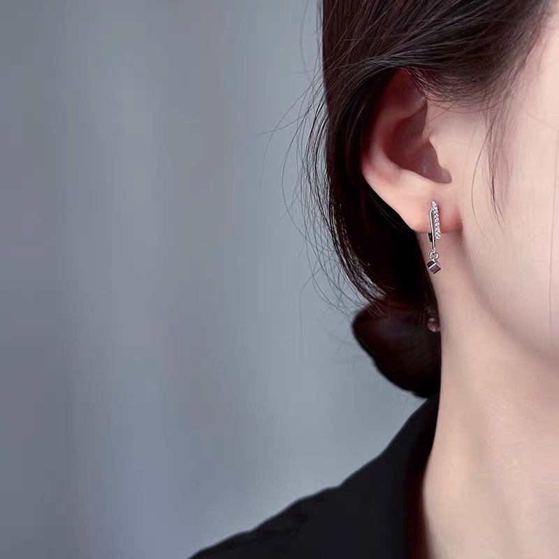 Bông tai khoen đá vuông