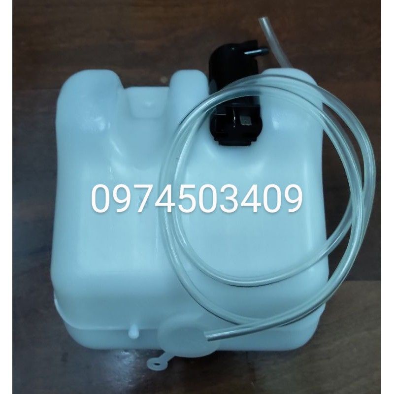 Bình nước rửa kính Suzuki có sẵn motor phun nước