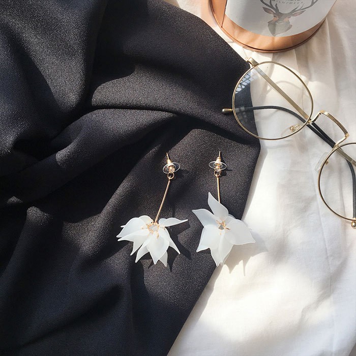 Khuyên tai hoa rũ dài thanh lịch ( màu trắng )
