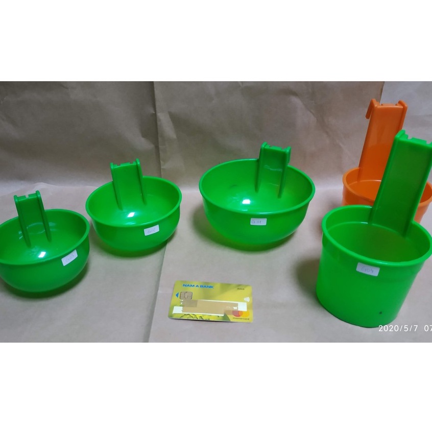 G04 - Block 10 cái quặng đựng thức ăn, nước uống cho chim - gà - bồ câu, 1/2 lít, cam/xanh