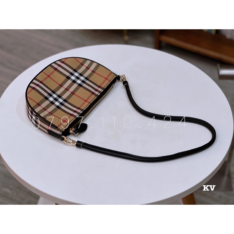 TÚI XÁCH BB HỌA TIẾT KẺ OLYMPIA POUCH - DÁNG THUYỂN