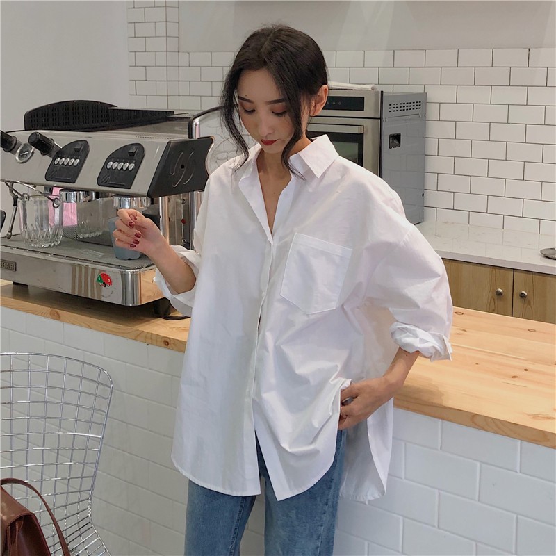 Sơ mi trắng form rộng xẻ vạt