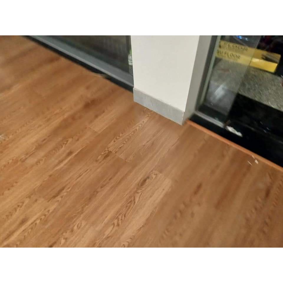 Miếng sàn nhựa giả gỗ chống trượt keo tự dán