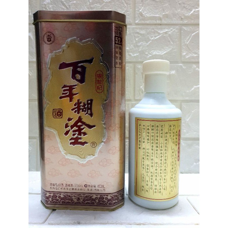 Vỏ chai rượu ngoại  mao đài. Dùng trang trí nhà cửa quầy bar phòng trà phòng khách.tủ kệ giá quầy hàng trang trí nhà cửa