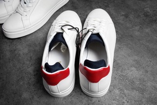 Giầy sneaker buộc dây trắng gót đỏ