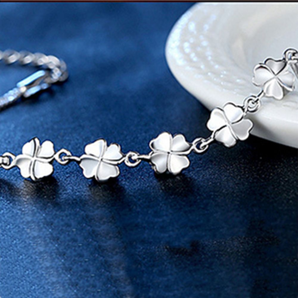 Vòng Tay Mạ Bạc Hình Cỏ Bốn Lá Dễ Thương Cho Nữ
