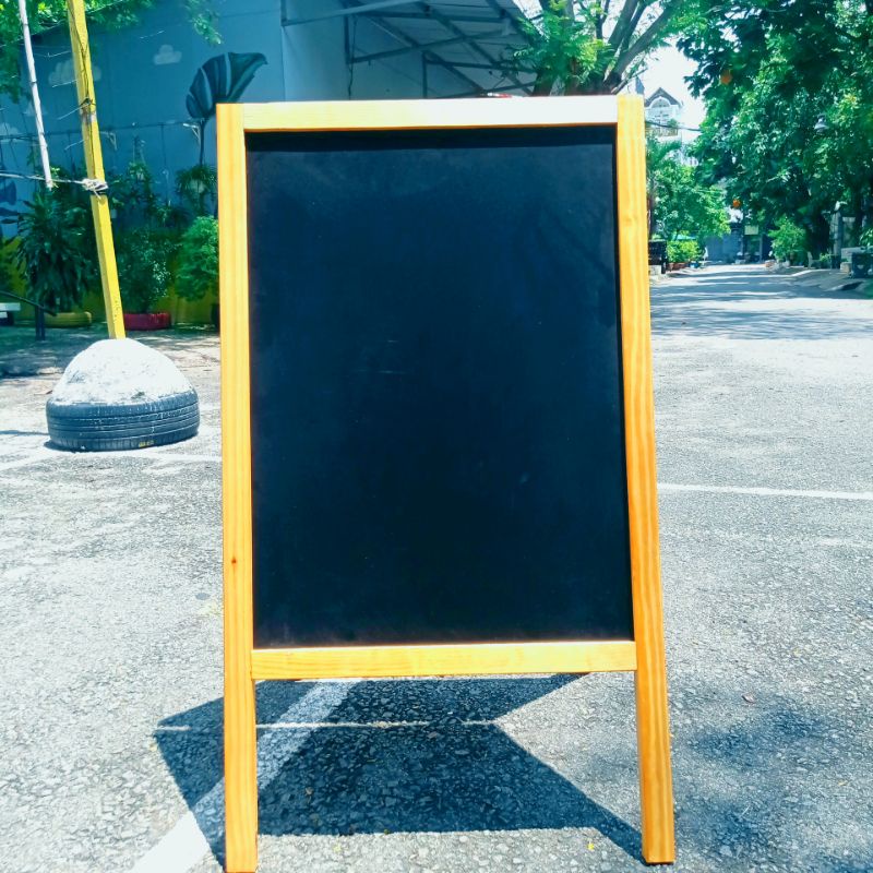 Bảng đen menu khung gỗ tự nhiên 60 x 100 hai mặt
