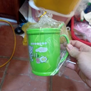 Cốc nhựa có lắp cả thìa bên trong