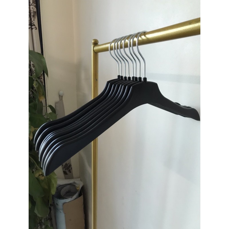 móc treo quần áo-mắc nhựa nữ màu đen có thiết kế dẹt giúp tiết kiệm tích cho tủ đồ