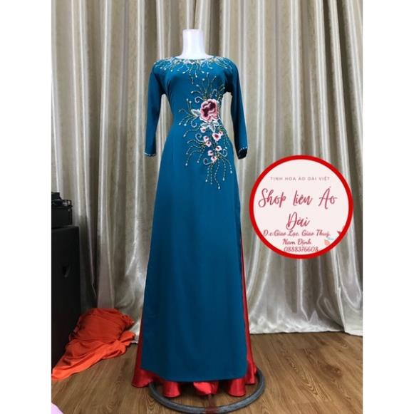 Áo dài xanh cổ vịt đính kết hoa ren phối màu đỏ hồng, 2 tà cổ tròn