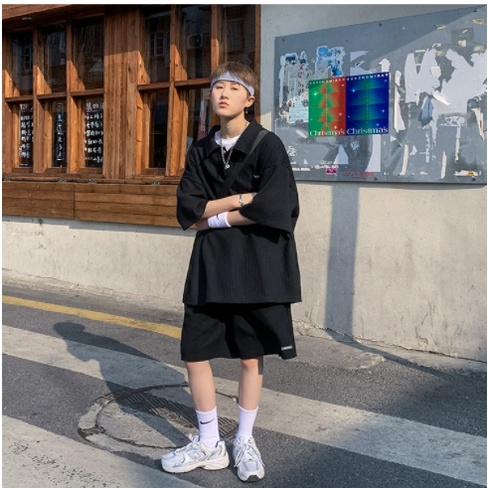 Xu hướng phiên bản Hàn Quốc áo phông nam phù hợp với cổ áo rộng rãi gấp lại cổ áo nam quần short ngắn tay nam áo sơ mi nam polo đồng màu bộ đồ thể thao