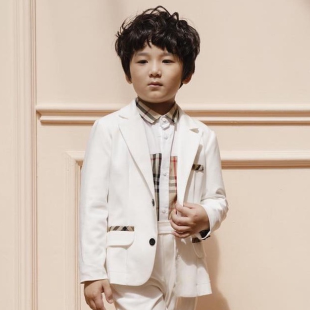 Áo vest trắng bé trai 137KIDS thiết kế 2 khuy cài áo viền túi caro