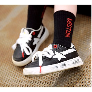 Sneaker hoa cúc đế dính bẩn cho bé gái