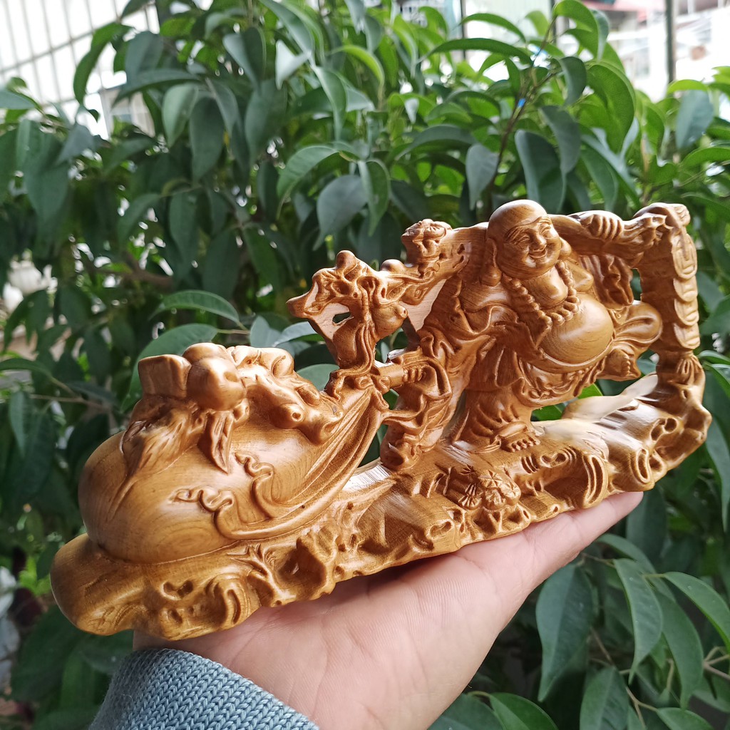Tượng di lặc để xe ô tô bằng gỗ thơm cao 9 cm ngang 20 cm sâu 6 cm