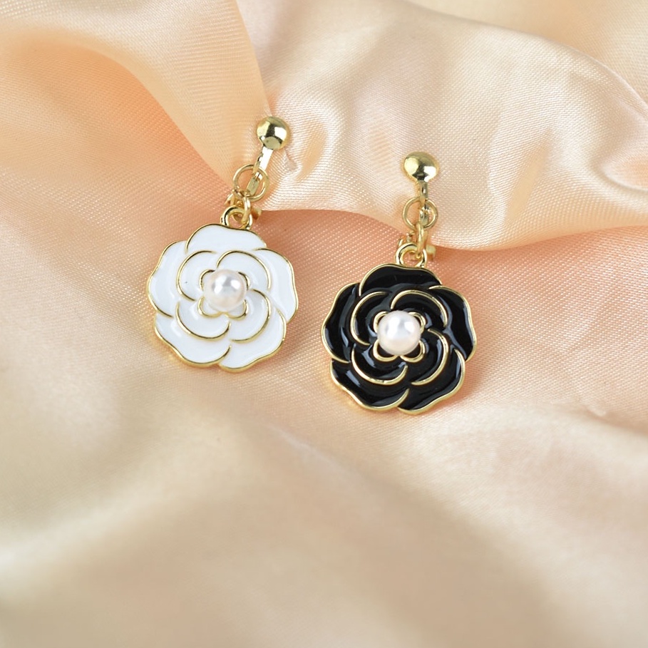 Khuyên Vành Tai Hình Hoa Tráng Men Màu Trắng Đen Không Cần Xỏ Lỗ