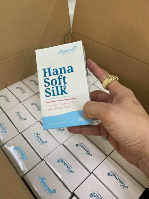 Dung Dịch Vệ Sinh Phụ Nữ Hana Soft Silk