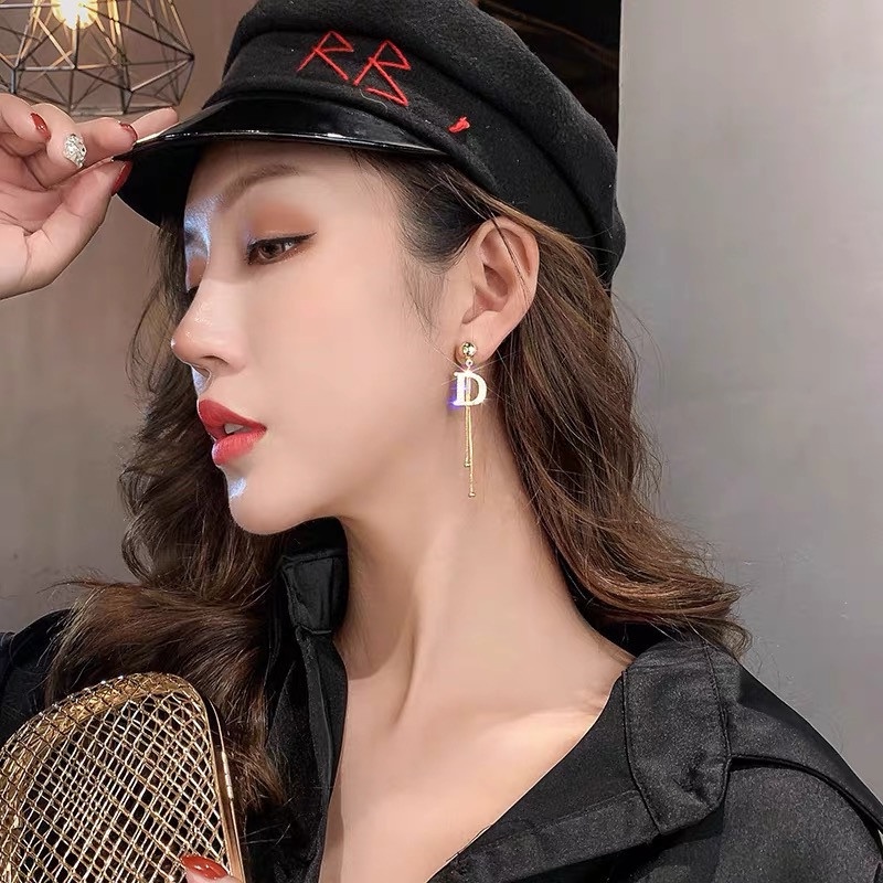 Hoa tai tua rua kim cương hình chữ D thời trang Âu Mỹ