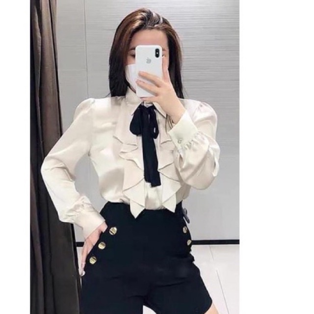 Áo sơ mi lụa be tay bồng cổ bẻ bèo ngực thắt nơ khuy ngọc siêu xinh l1 pl lina hm
