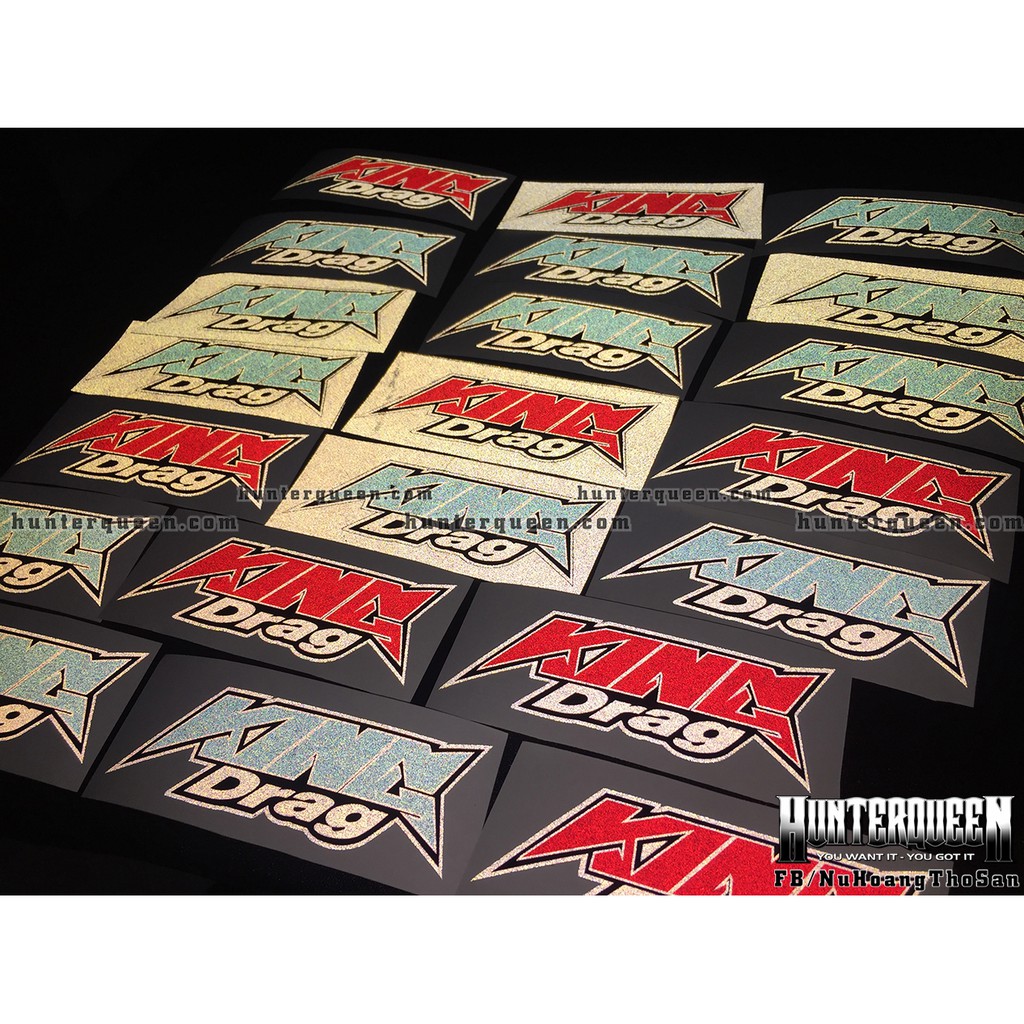 Chữ King Drag xanh đỏ phản quang [9.4x3.1cm]. Decal cao cấp chống nước, tem dán trang trí nón bảo hiểm, logo sticker