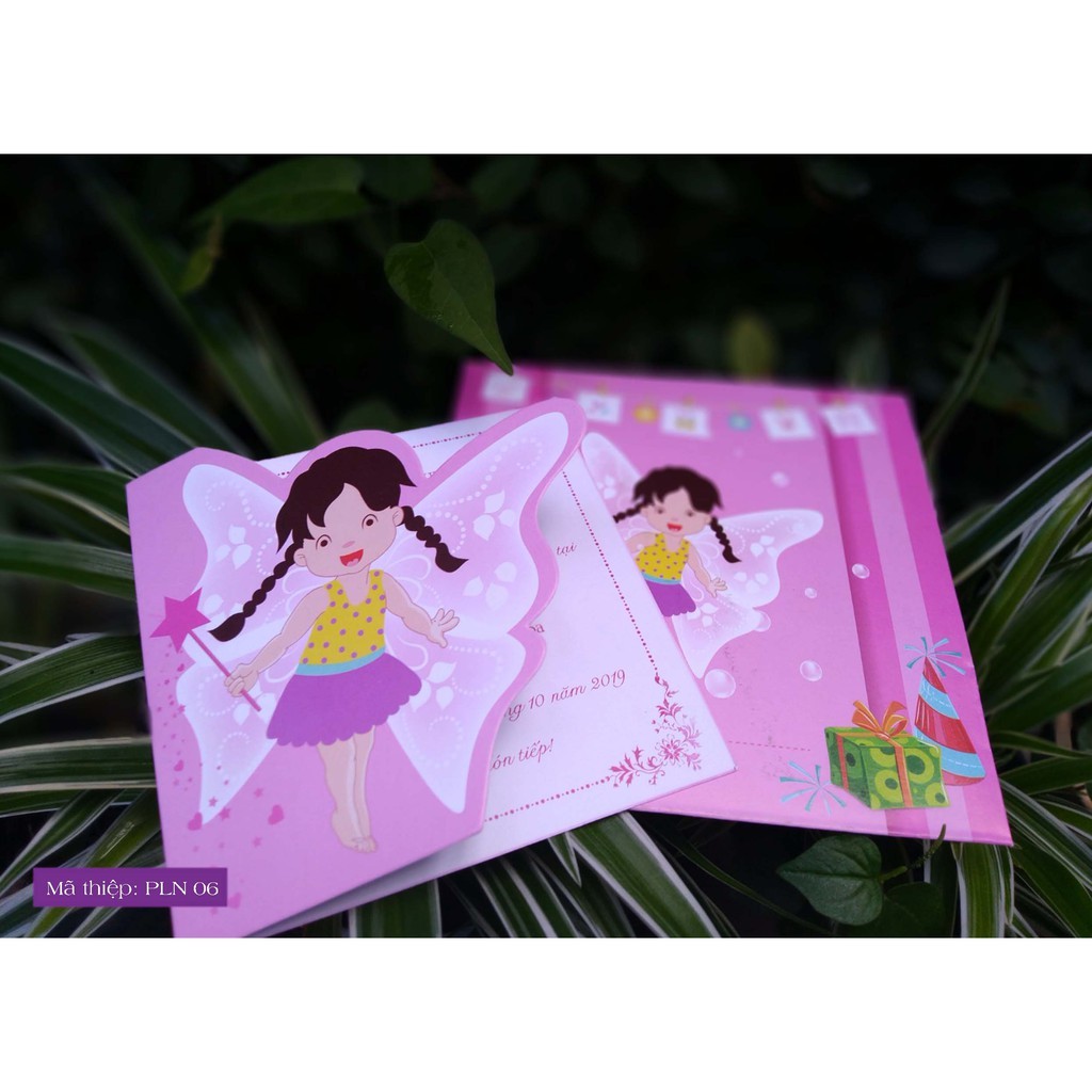 Thiệp mời thôi nôi, sinh nhật hình bé gái với đôi cánh thiên thần