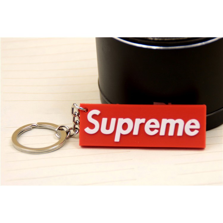 Móc khóa cao su Supreme