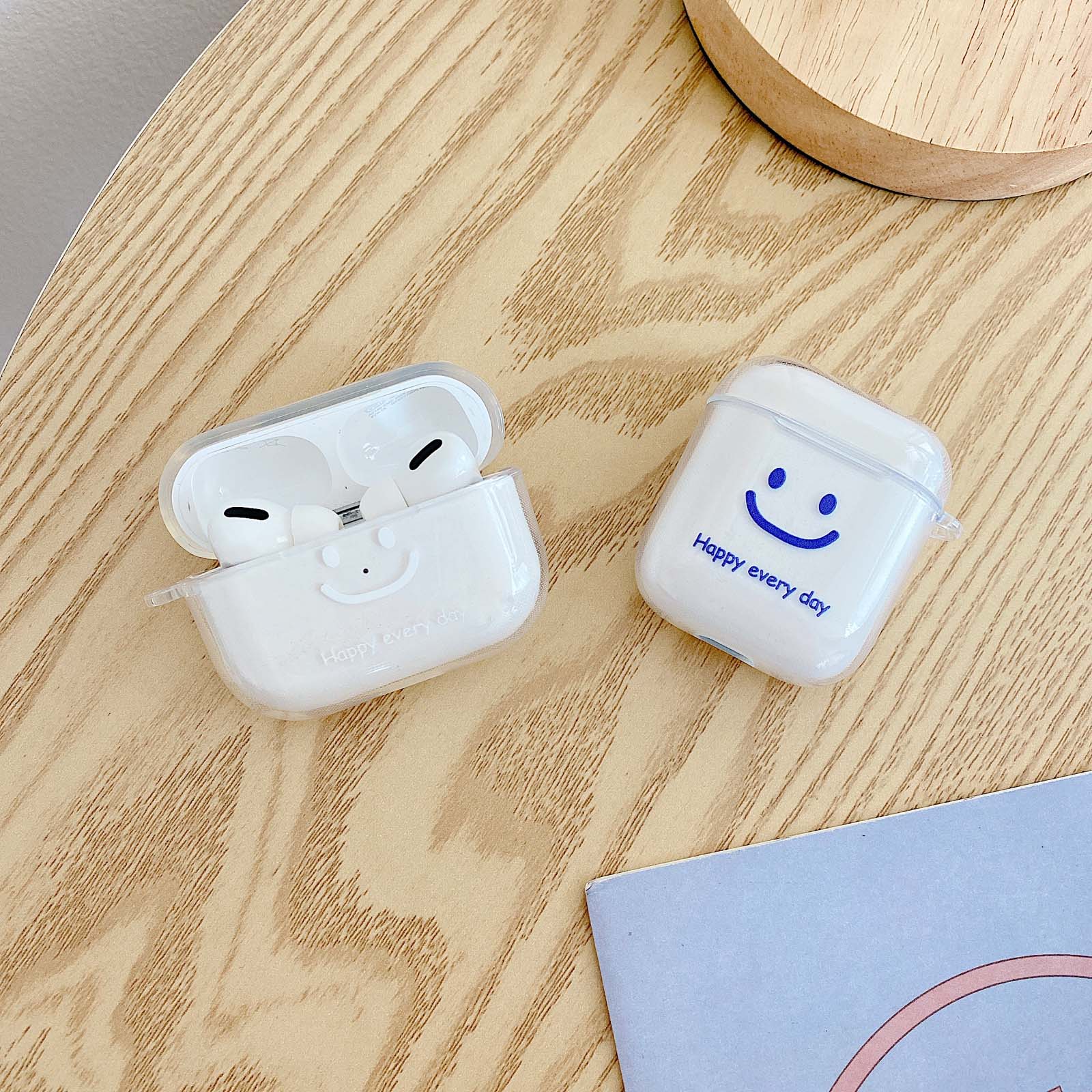 Hộp đựng tai nghe bluetooth bằng nhựa trong suốt họa tiết ký tự cho Apple Airpods 2